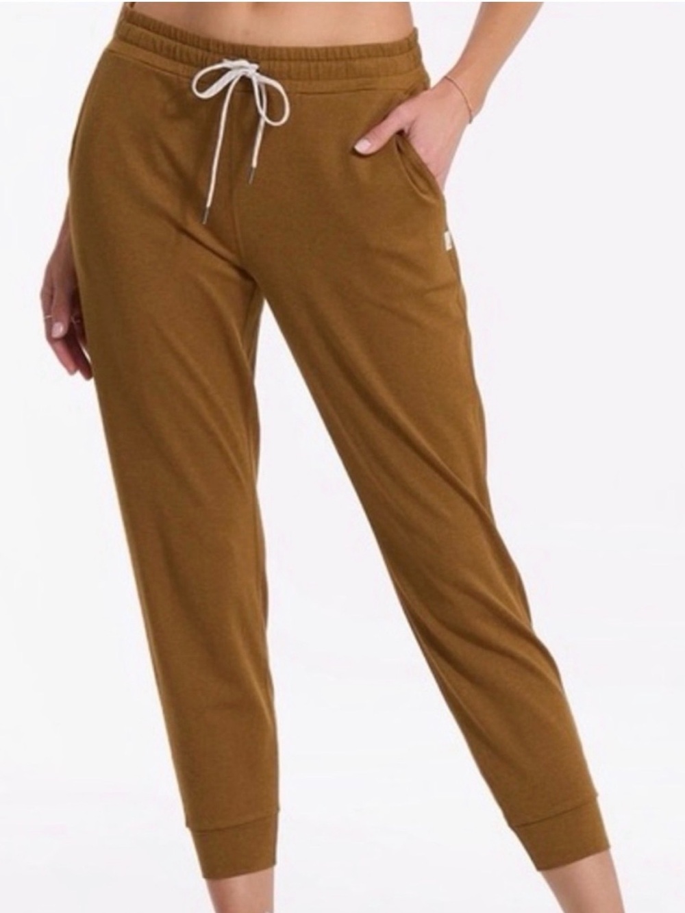 Vuori Performance Jogger in Camel
